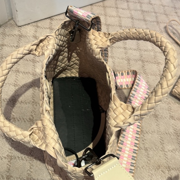 Woven nylons like crossbody with makeup bag included. - Picture 4 of 4